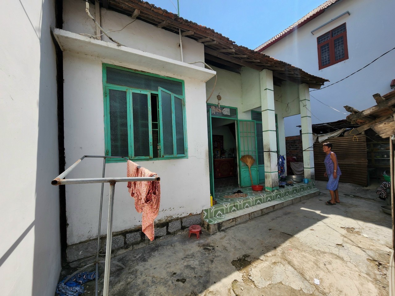 đi chung 52,4m2 của 2 sổ ✅ TỔNG DIỆN TÍCH : 228,9m - Ngang : 9,54 - dài : 18 Bán đất tặng nhà- hiện nhà 2 căn riêng biệt đã cũ đang tạm sử dụng ✅ Hướng : NAM ✅