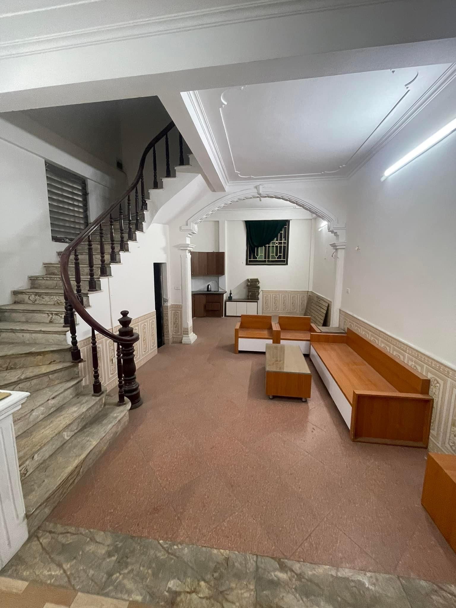 Bán nhà Minh Khai,Hai Bà Trưng nhà lô góc thoáng sáng, khách mua về ở luôn.