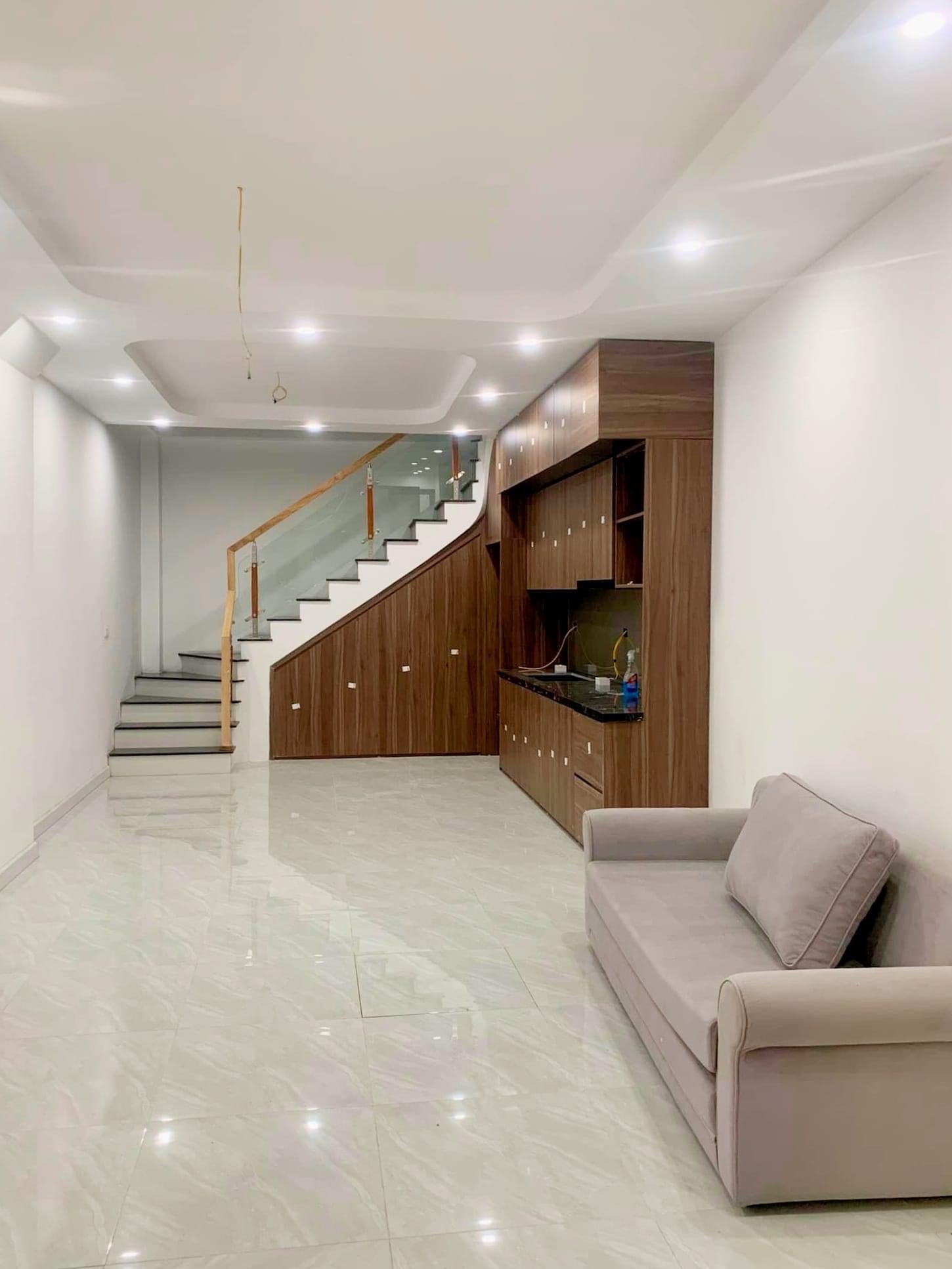 Bán nhà trung tâm Cầu Giấy, 5 tầng phân lô, nhà mới đẹp, ở ngay.