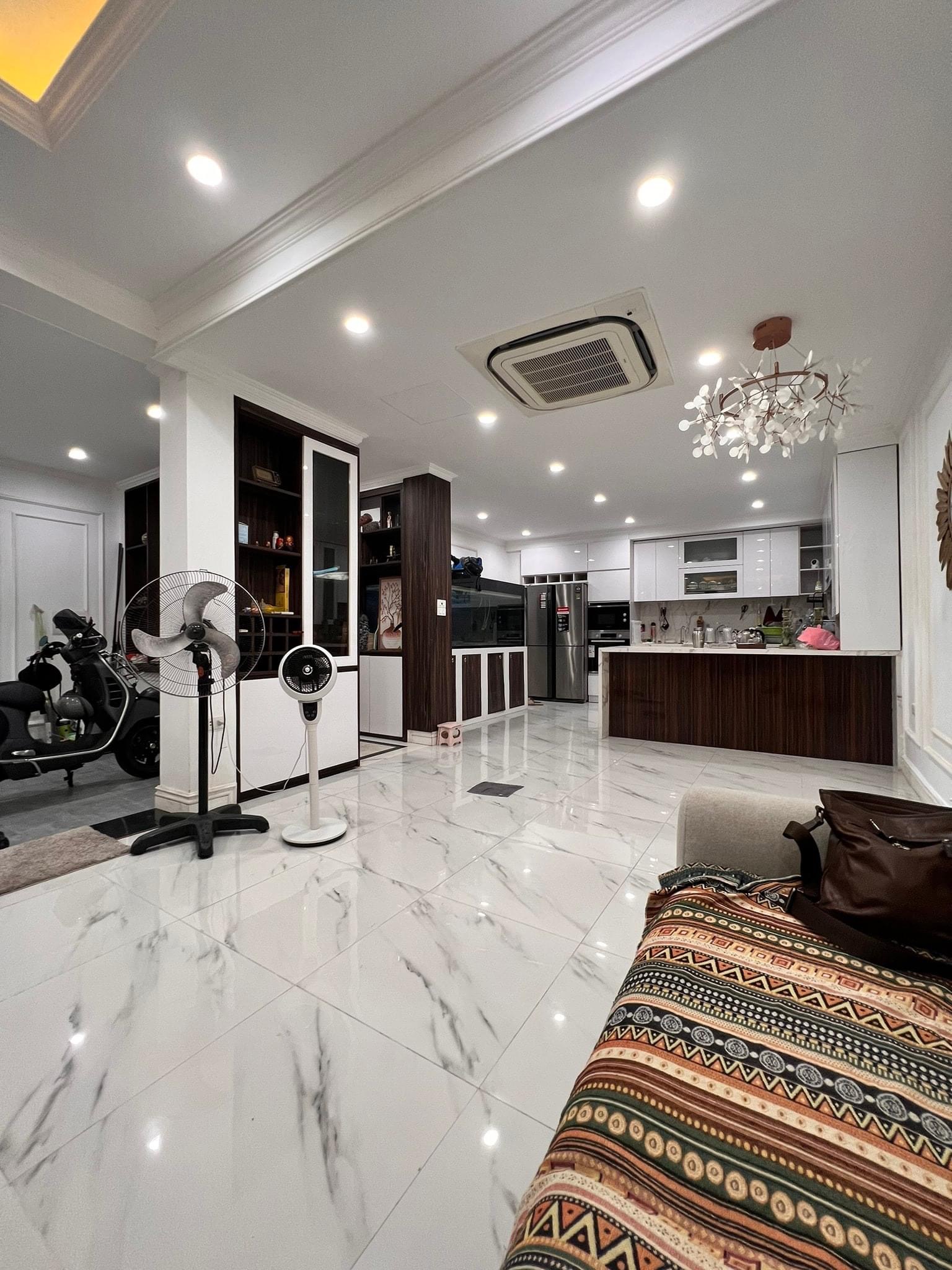 Siêu hiếm - Đào Tấn bán gấp nhà 5 tầng, 62m, mt 5.5m, thang máy, ô tô, kinh doanh. Giá chỉ 18 tỷ có thương lượng.