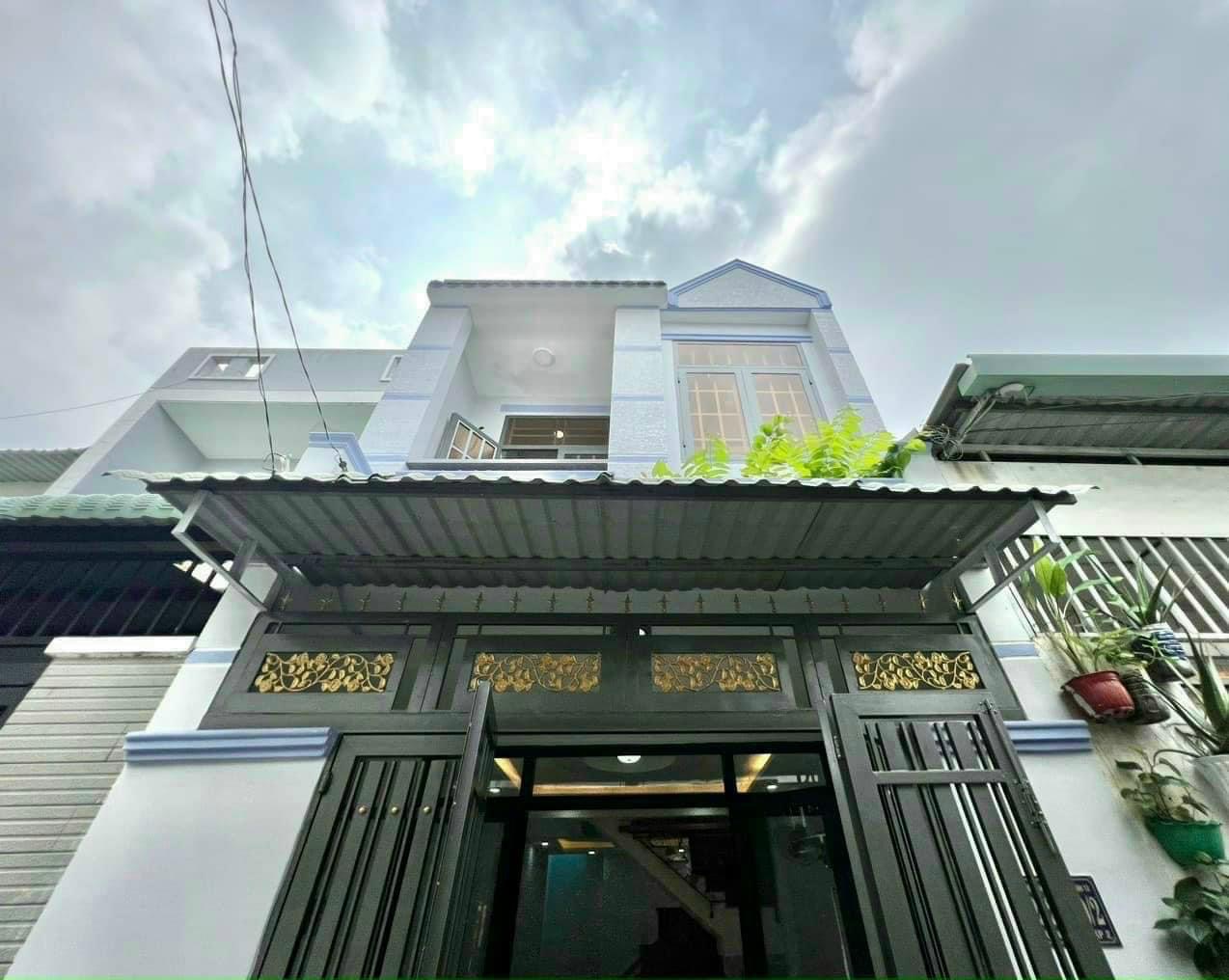 Nhà hẻm nhựa, gần xe buýt Hiệp Thành, Quận 12. Khu dân cư hiện hữu, kế bên 2 chợ 4 trường học.