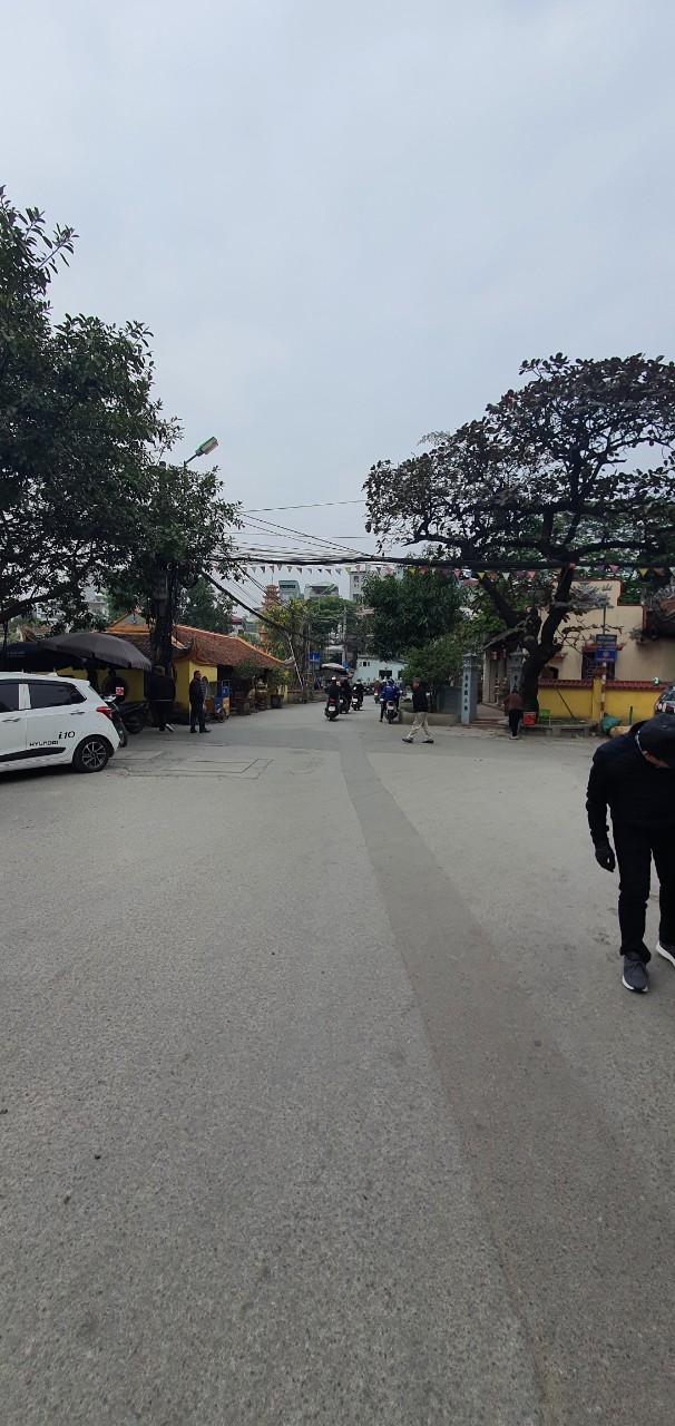 Bán đất Triều Khúc 33m x 2 tầng, sát hồ, ngõ rộng, thông thoáng, giá chỉ 2.75 tỷ