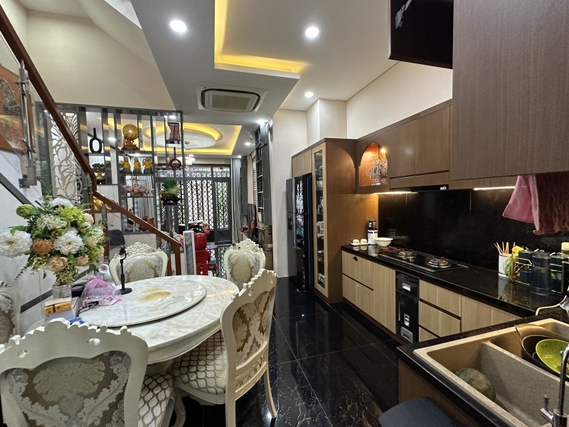 NHÀ BÁN ĐƯỜNG LÊ TRỌNG TẤN , TÂN PHÚ, 3 TẦNG, 91M2 GARA Ô TÔ.