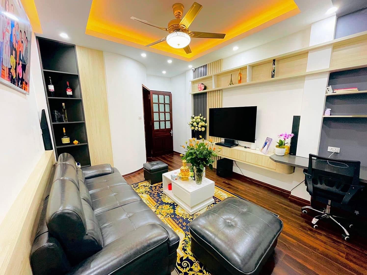 SIÊU PHẨM VIP HOÀNG CẦU 31M x 5 TẦNG - PHÂN LÔ - MẶT NGÕ THÔNG KINH DOANH - Ô TÔ QUA NHÀ - 15M RA MẶT PHỐ.