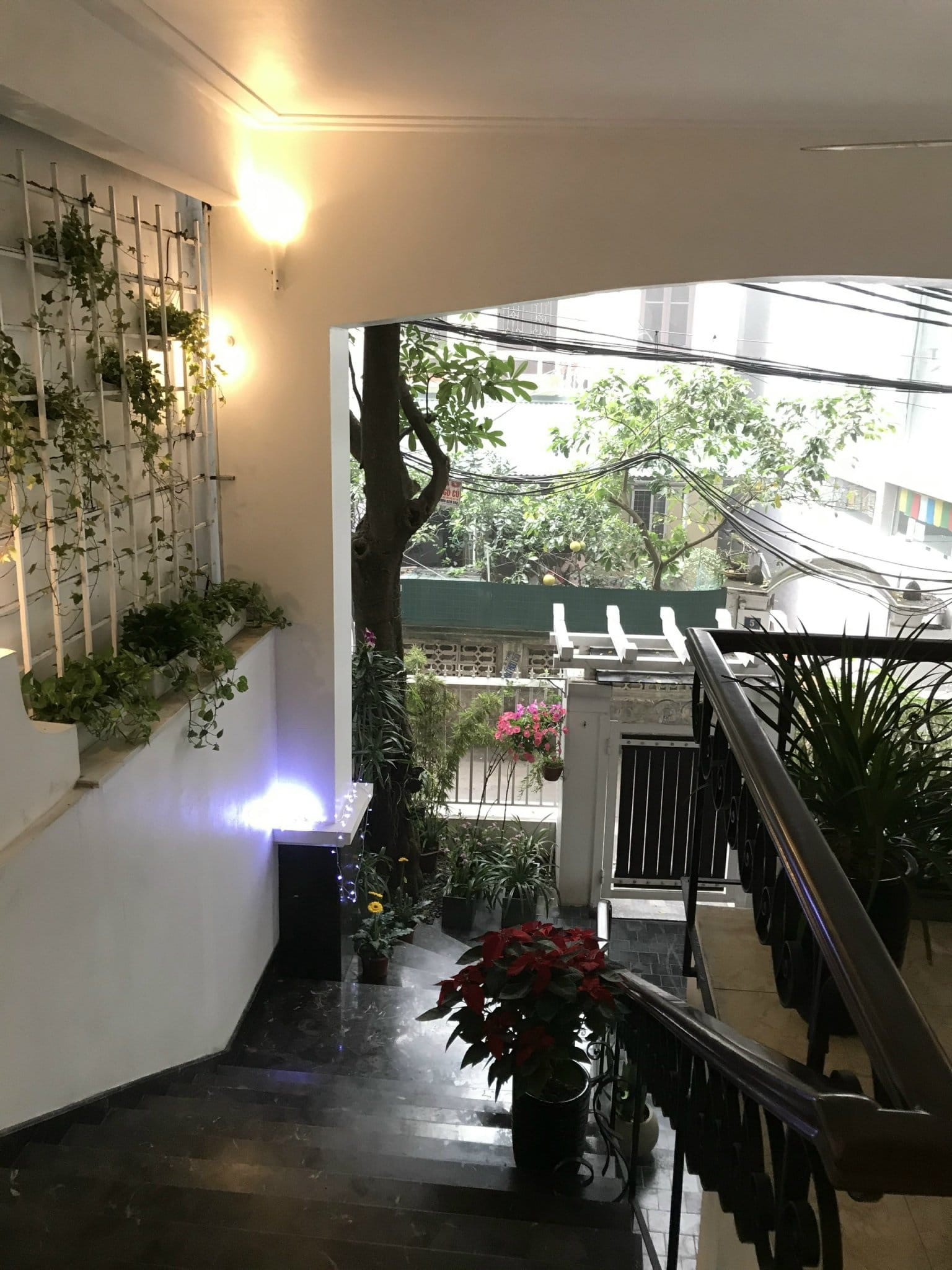 Cần nhượng lại tòa 10 tầng dịch vụ 200m2 Phố Xuân Diệu, Đặng Thai Mai, Quảng An giá 78 tỷ