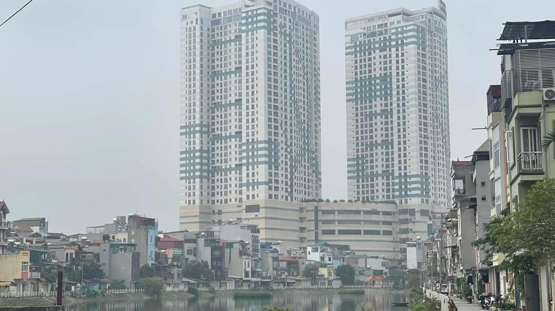 Bán gấp mảnh đất mặt hồ Tai Trâu, Ngọc Lâm, Long Biên. Ô tô vào nhà, kinh dianh đỉnh, hơn 6 tỷ
