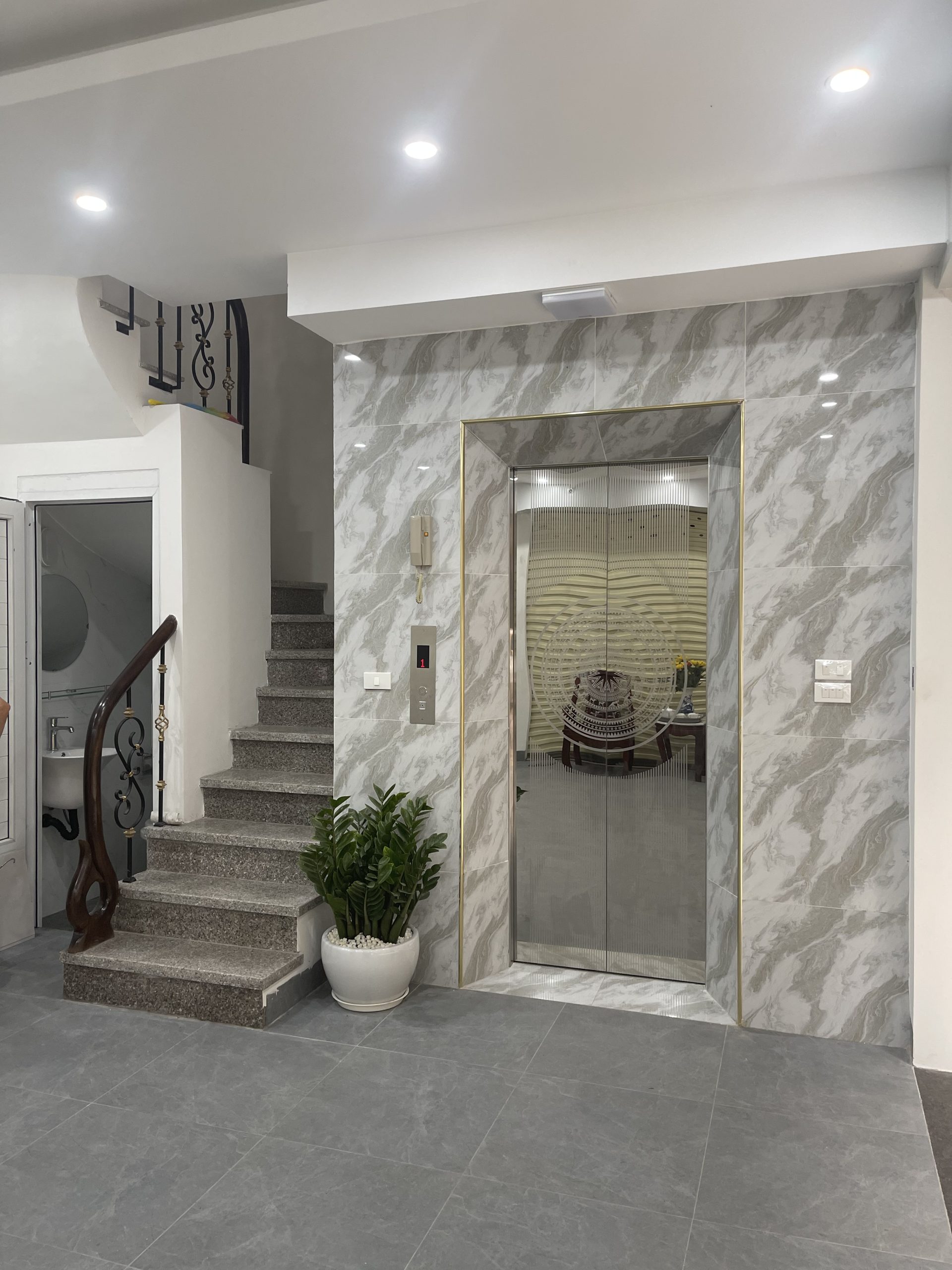 THANH XUÂN - HOÀNG VĂN THÁI 33/40m x 7 Tầng x mt 12m - Lô góc - Thang máy - Full nội thất - Ngõ ô tô tránh và đỗ ngày đêm - Có thể cho thuê VP.