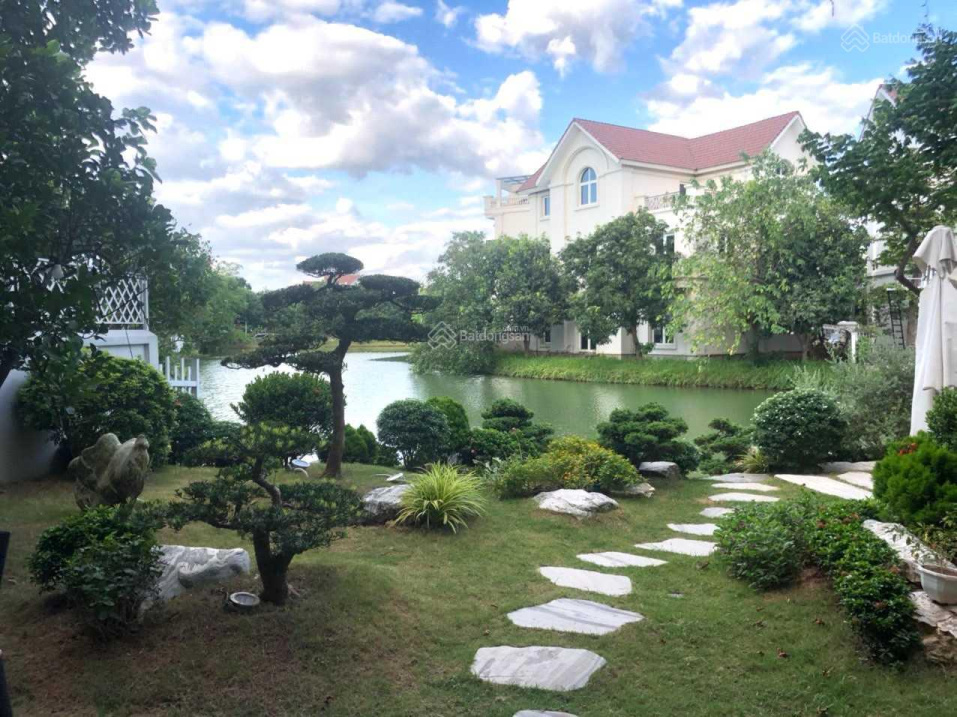 Bán BT Song Lập Hoa Sữa 5, 228m2, 38.5 tỷ, HT nội thất hiện đại, gỗ óc chó, view ngã 3 sông cực đẹp