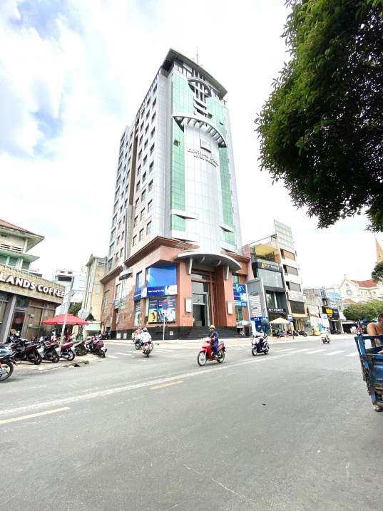 Bán Building góc 2 mặt tiền đường Nguyễn Trãi Quận 1 (20 x 32m) kết cấu hầm 15 tầng. Giá 780 tỷ