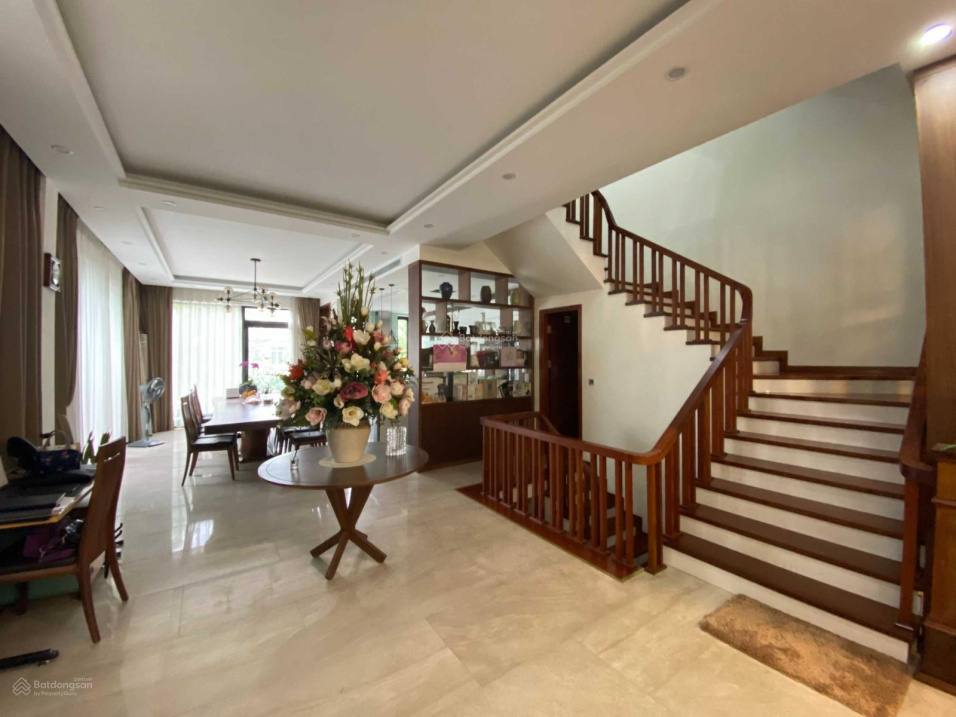 Bán biệt thự Hoa Sữa 3, 200m2, Tây Bắc, 37 tỷ, HT nội thất hiện đại, sân vườn cực rộng, sông thoáng