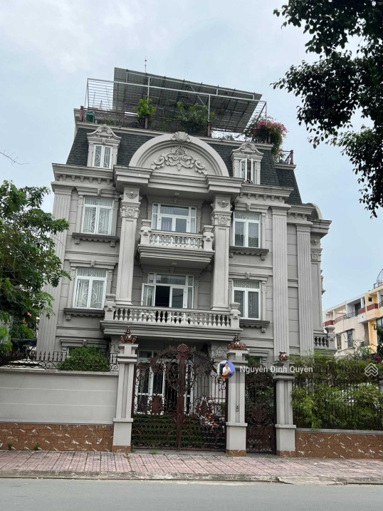 Bán biệt thự khu compound River Mark - Quận 2. DT: 300m2 (15 x 20) hầm 3 lầu. Giá giảm còn 85 tỷ