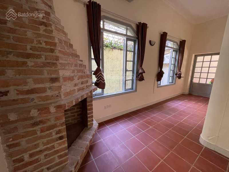 Bán căn biệt thự Hồ Tây gần 600m2, sân vườn bể bơi để ô tô vài chiếc trong sân