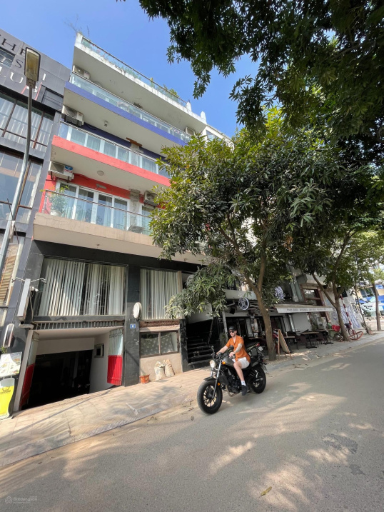 Bán căn biệt thự Hồ Tây vị trí kim cương ngay sát Hồ, yên tĩnh, an ninh rất tốt