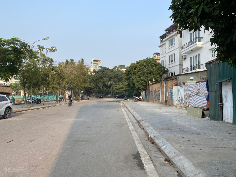 Bán đất sát Hồ Tây 295m2 MT 20m ôtô vào tận nơi - tại phố Tô Ngọc Vân Quảng An Tây Hồ Hà Nội