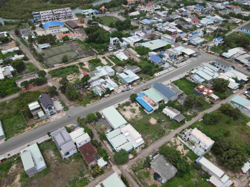 Bán gấp 03 lô đầu tư ngay biển Lộc An. Mặt tiền đường nhựa, sổ hồng riêng, giá đầu tư 11 triệu/m2