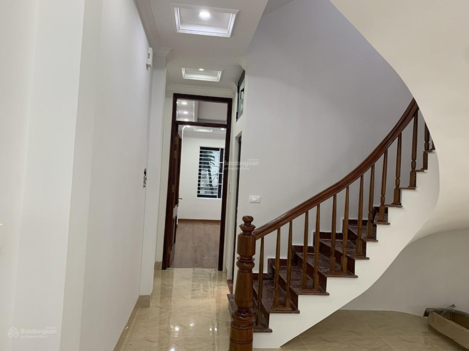 Bán gấp nhà mặt phố Trần Quốc Hoàn, ngay ngã 4, 34m2, MT 3,8m, 7 tầng, thang máy, giá 17,5 tỷ