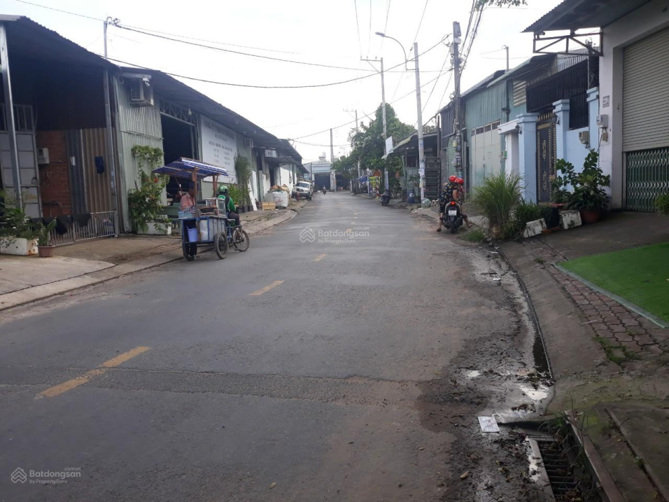 Bán gấp nhà mặt tiền 12,5 x 20m, rẻ hết hồn - giá chỉ 6 tỷ 300 - Hóc Môn