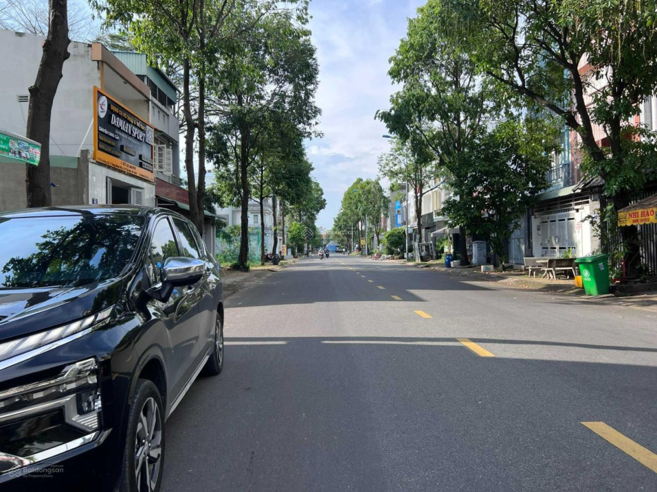 Bán mặt tiền kinh doanh đường D2 Man Thiện, cách Lê Văn Việt chỉ 100m Q9. DT 5x24=120m2