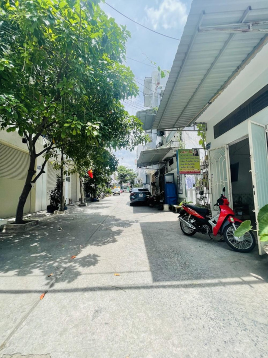 Bán nhà 46m2 quận Tân Phú, đường Tân Hương, hẻm xe tải tránh, 3 phòng ngủ, 3 lầu