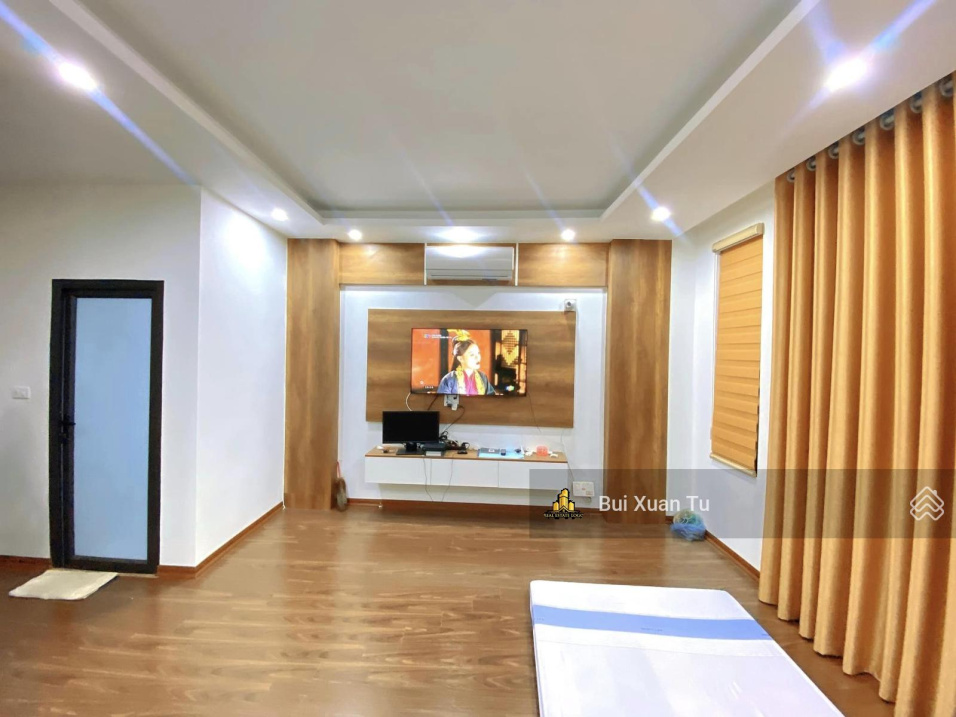 Bán nhà Nguyễn Đình Hoàn, Cầu Giấy, 80m ra phố, ngõ thông thoáng, bãi đỗ xe ô tô, nhà dân xây, KCBT