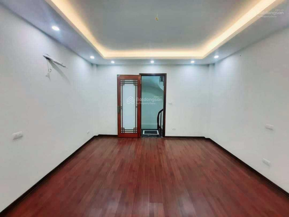 Bán nhà Tân Mai: 32m x5T, ngõ rộng , nhà đẹp,20m ra ô tô tránh-3,5 tỷ