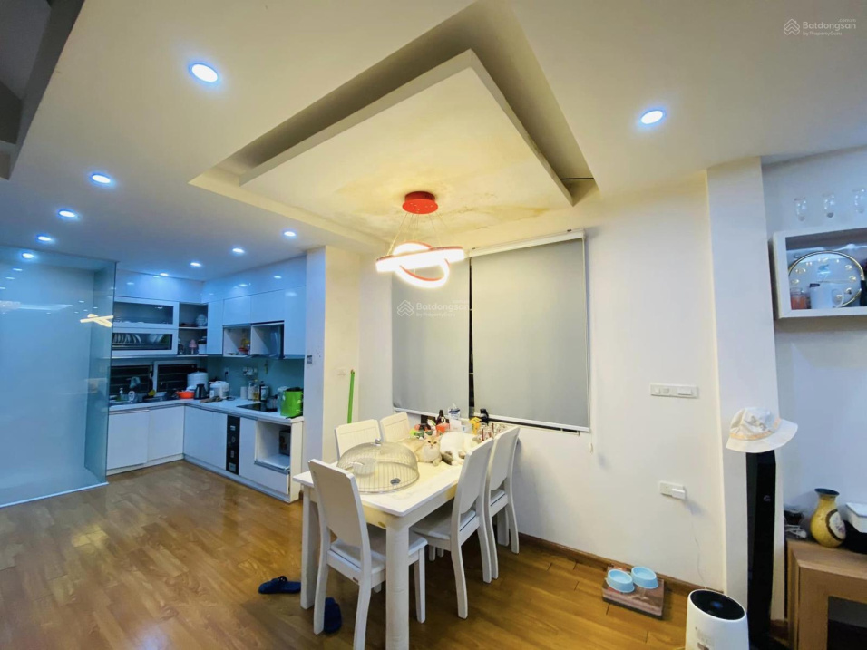 Bán nhà biệt thự lô góc, TT Hoàng Cầu, Đống Đa, ô tô tránh nhau, vỉa hè, 65m2, 3 tầng, 22.5 tỷ