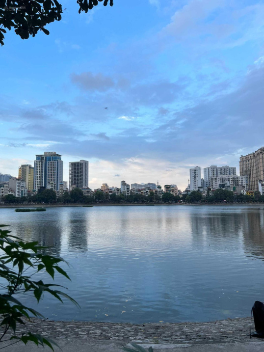 Bán nhà mặt hồ Hoàng Cầu 250m2, mặt tiền 15m, 65 tỷ