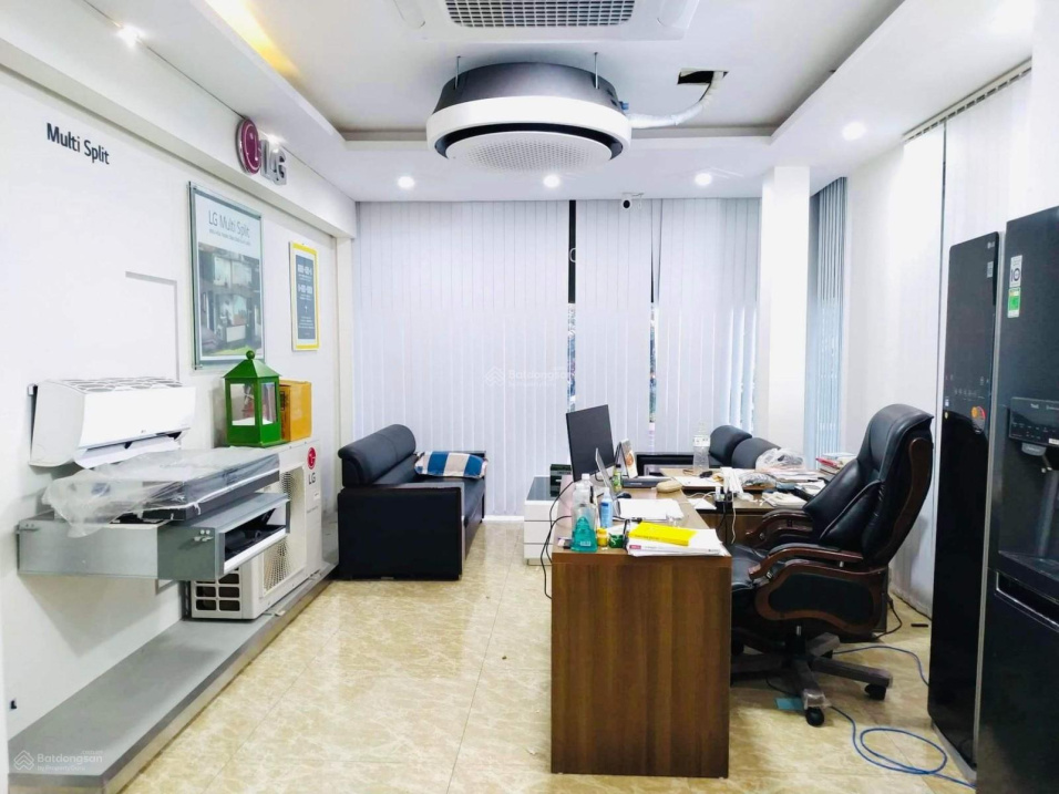 Bán nhà mặt phố Phạm Văn Đồng, gần cầu vượt Mai Dịch, 50m2, 4 tầng, vỉa hè 6m, KD đỉnh, giá 15 tỷ.