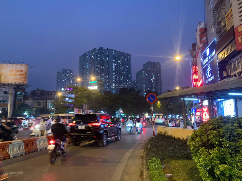 Bán nhà mặt phố đường Láng, Đống Đa, kinh doanh các loại hình - trung tâm - đắc địa, giá chỉ 13 tỷ