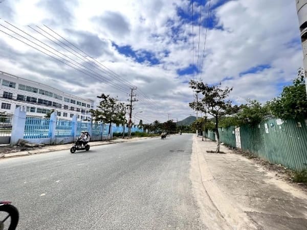Ban-nha-mat-tien-Nguyen-Khuyen-Nha-Trang-3