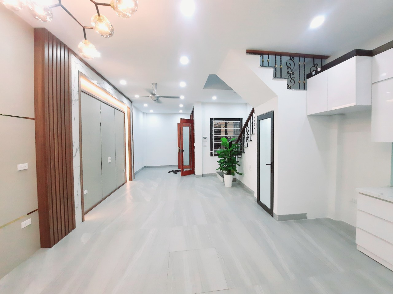 Cần bán nhà ngõ 190 Hoàng Mai, gần Hồ Đền Lừ, sổ đỏ 63m2 5 tầng, 5.1 tỷ, 0949606622