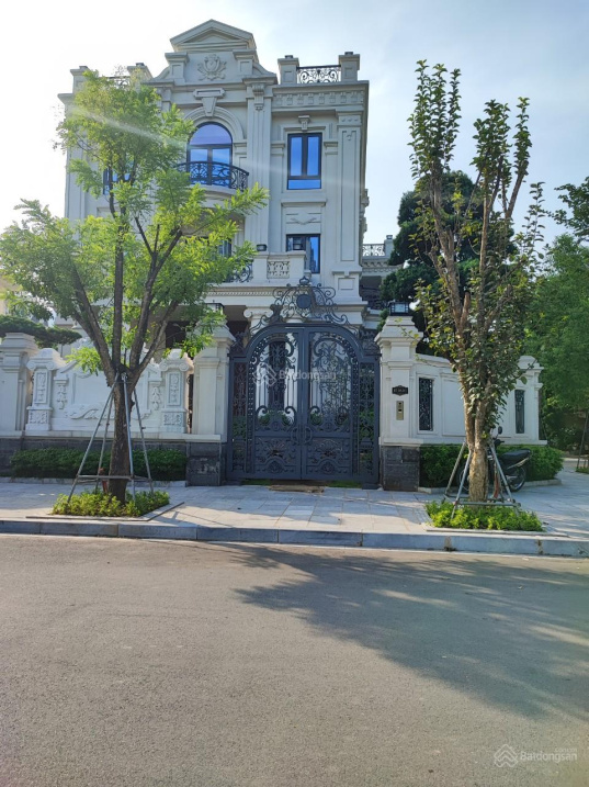 Bán nhà phố Nguyễn Khang DT: 113m2, MT: 10m, giá bán: 42 tỷ.