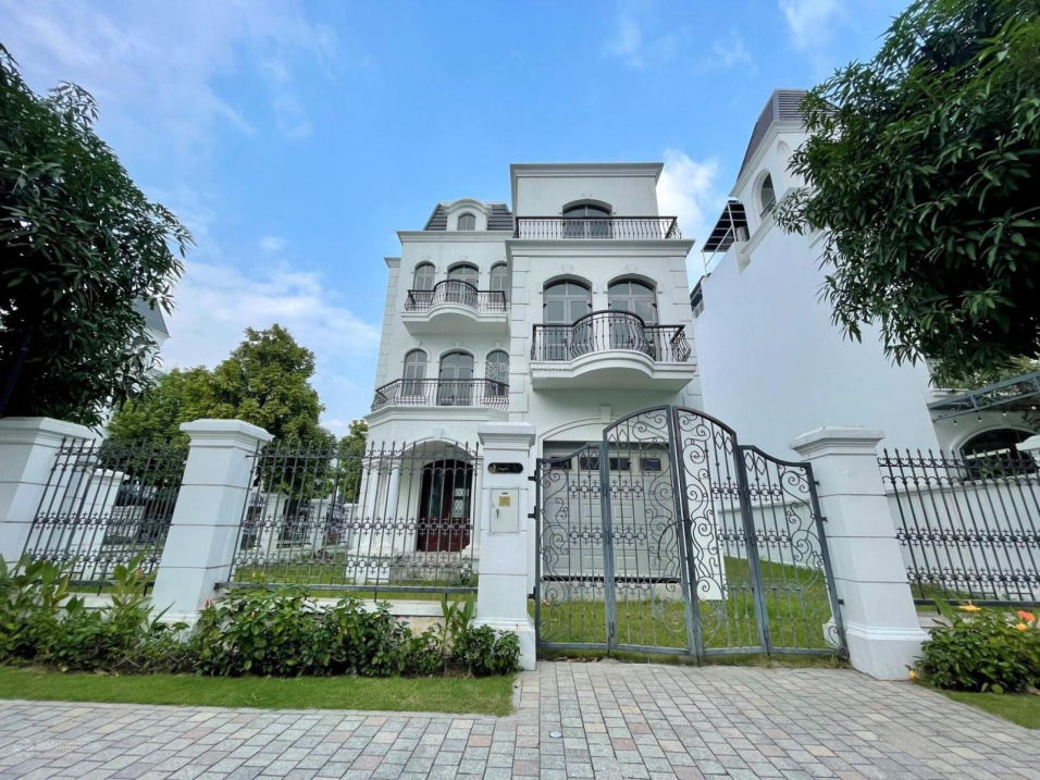 Bán nhanh BT đơn lập, 350m2, 60 tỷ, View sông, xây thô, Vinhomes Riverside.