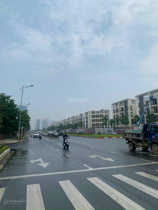 Bán shophouse thương mại diện tích 200m2 mặt tiền 10m mặt đường Nguyễn Văn Huyên, Tây Hồ, Hà Nội