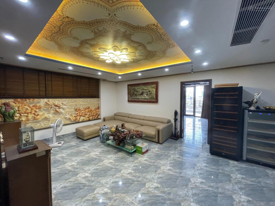 Bán toà nhà 217m2 x 10 tầng khu Hồ Trúc Bạch quận Ba Đình, hầm rộng, view Hồ, mặt phố chính