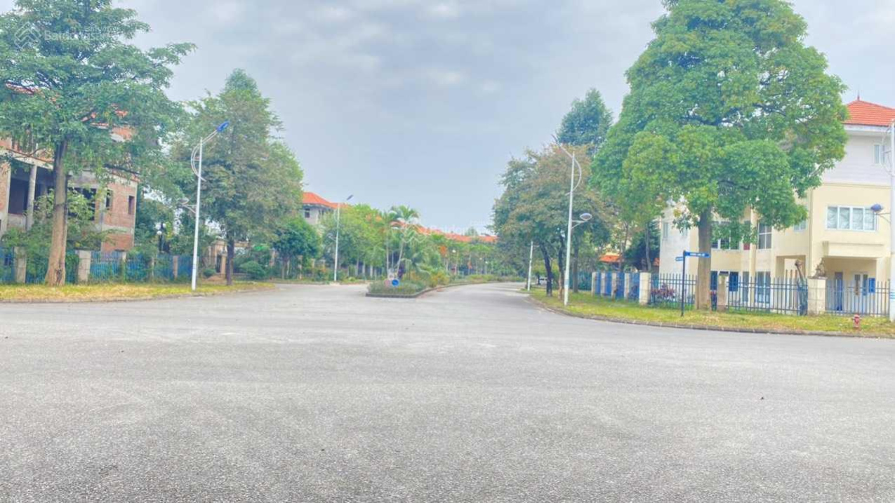 CC bán biệt thự KĐT Quang Minh, Mê Linh, 400m2, MT 18m, view công viên, sổ hồng, giá 42 triệu/m2