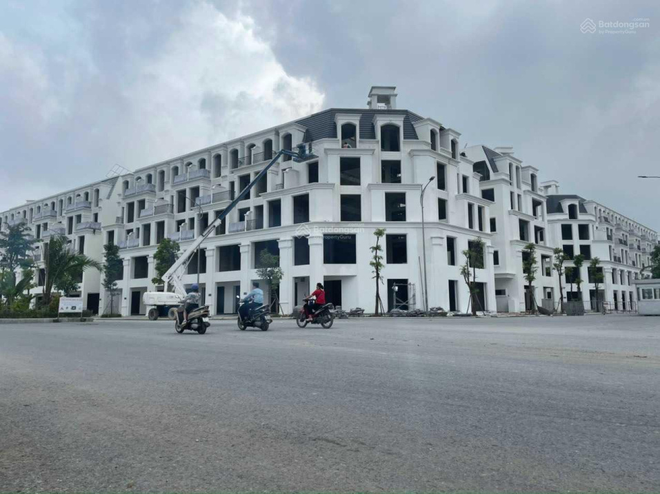 Chính chủ bán shophouse 5 tầng đường 33m đối diện hồ Huyện Hoài Đức, giá 11, x tỷ