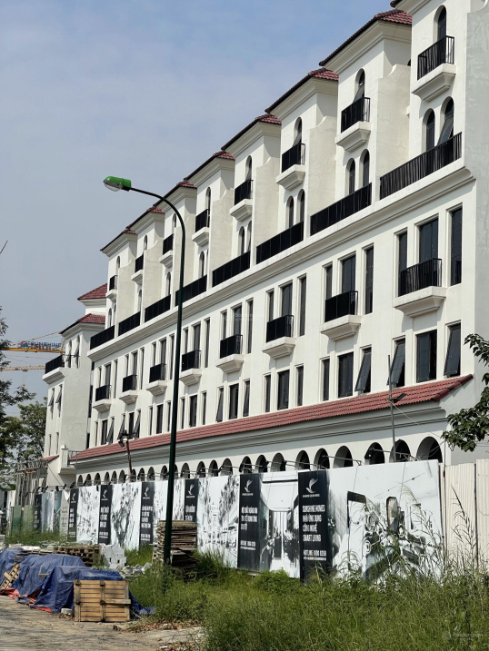 Chính chủ bán shophouse Sunshine Golden River, đường 30m, 2 mặt tiền, 5 tầng 1 hầm, hướng Nam