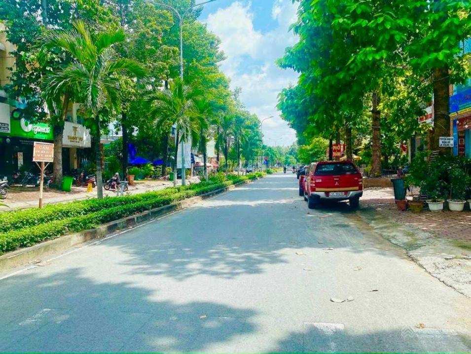 Chính chủ đi nước ngoài bán gấp! MT Nguyễn Quý Đức - An Phú DT 5x20m với giá 25 tỷ.