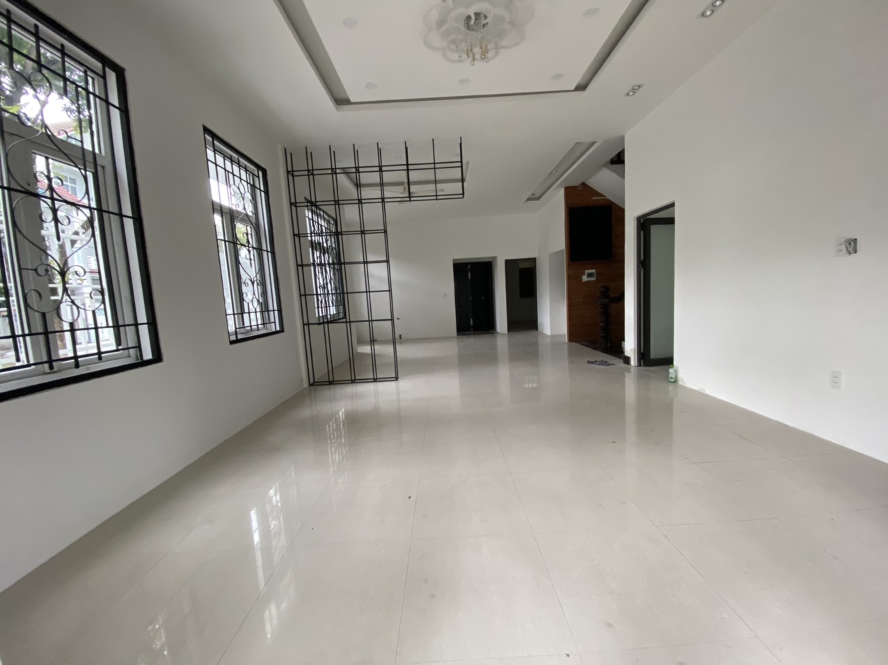 Cho thuê biệt thự ngay lô góc gần Phạm Văn Đồng 9 phòng ngủ xịn xò chỉ 35 triệu
