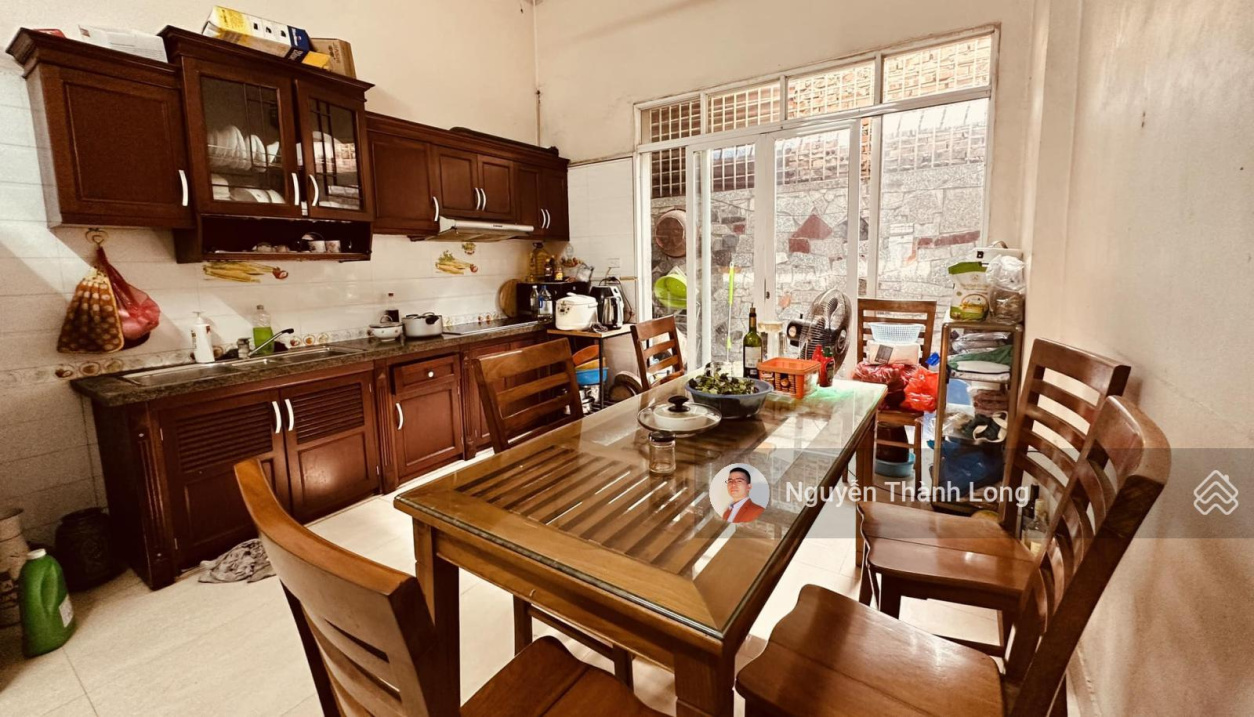 Chủ rất cần tiền bán gấp giá rẻ nhà phố Hồng Tiến, sân đỗ ô tô 7 chỗ,sổ đẹp nở hậu, mặt tiền rộng