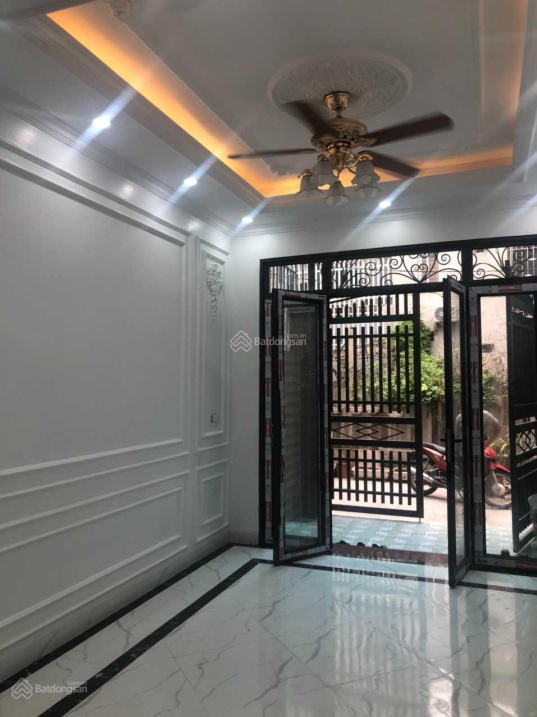 Cực hót, bay nhanh, bán nhà Thanh Trì, 39m2, 5 tầng, ô tô đỗ cổng, mới đẹp, ở ngay. Nhỉnh 3 tỷ