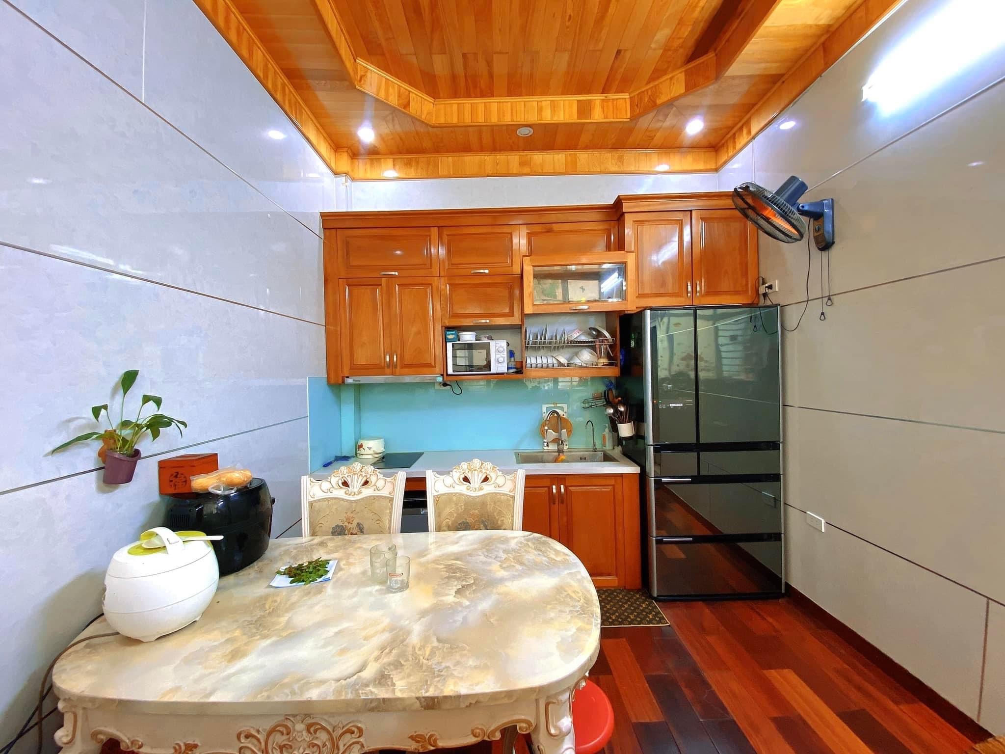 NHÀ ĐẸP - GẦN PHỐ - NGÕ THÔNG THOÁNG - BA GÁC ĐUA. Bán nhà Đường Láng, Đống Đa. DT 31m x 4 Tầng .