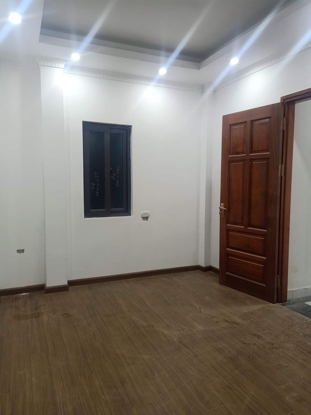 Bán nhà Đường Hàng Chĩnh, Hoàn Kiếm 35m 3T, giá 7.3 tỷ. Gần phố, ngõ thẳng, Nhà đẹp, ở ngay.