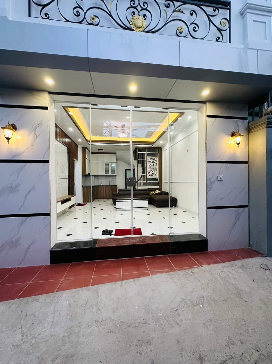Bán nhà Chèm, Bắc Từ Liêm. Ô tô đỗ cửa, nhà mới đẹp. Dt: 34m2, 5T, MT5m. Giá 3,1tỷ.