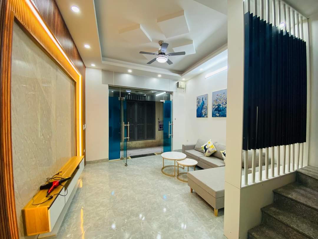 Bán nhà ngõ 197 Đường Hoàng Mai, trung tâm quận Hoàng Mai 32m 5T MT4.3m, Giá 3.7 tỷ. Nhà đẹp, gần phố, ở ngay
