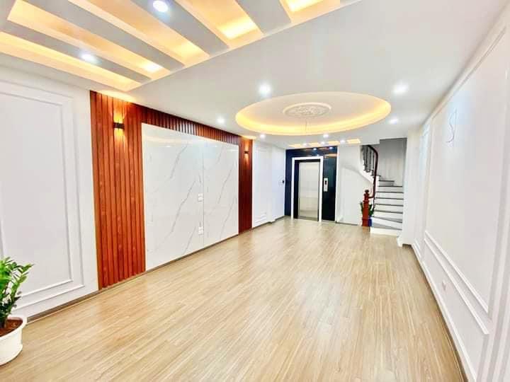 Hoàng Quốc Việt 7 tầng mới toanh, thang máy, gara ô tô, kd. Giá rẻ 8.4 tỷ