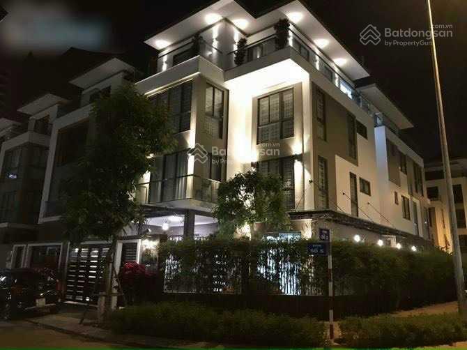 Gia đình tôi cần bán biệt thự Pháp trung tâm, Phường 6 - 7, Quận 3. DT 10x15m, 3 lầu, giá 32.9 tỷ