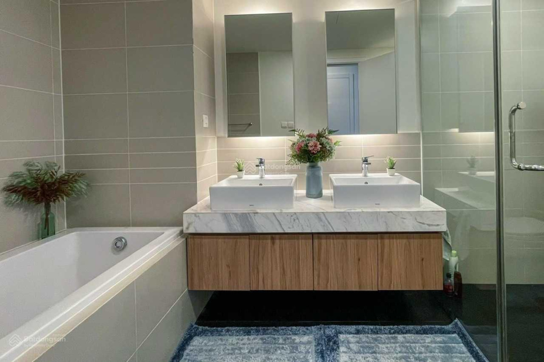 Giảm 1 tỷ bán nhanh đẹp - ở luôn - có thang máy - 50m2 - 7.6 tỷ gần mặt phố Hoàng Quốc Việt