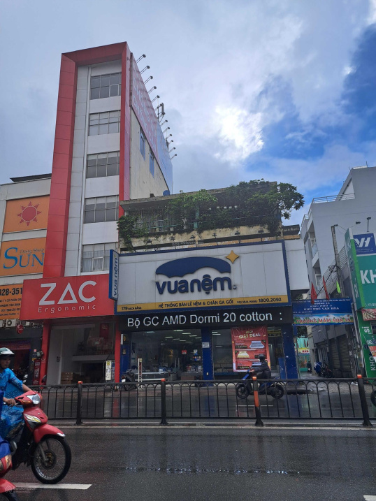 Hiếm - Chủ xuất cảnh gấp bán. MT Đường Bạch Đằng, Q Bình Thạnh. 7m x 20m. Nhỉnh 30 tỷ. Ôtô vào nhà